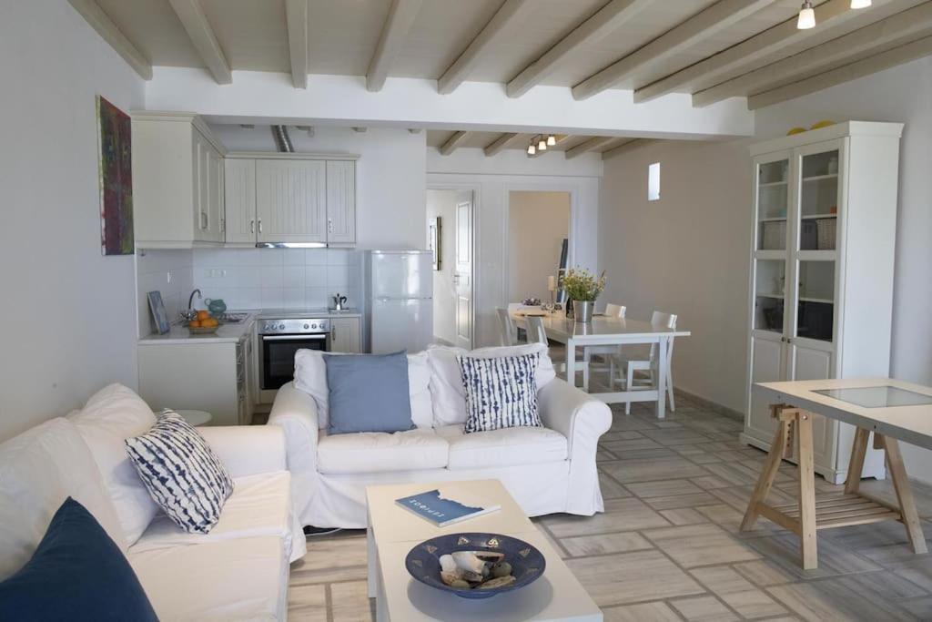 Beachfront 2Br Apartment - Free Parking Livadi  Exterior foto
