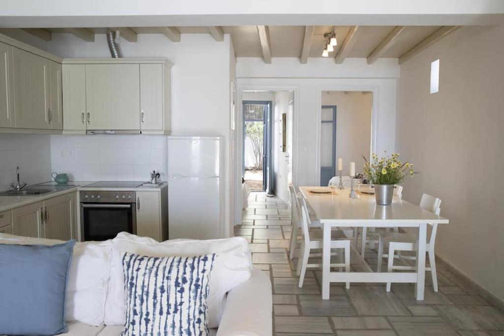 Beachfront 2Br Apartment - Free Parking Livadi  Exterior foto